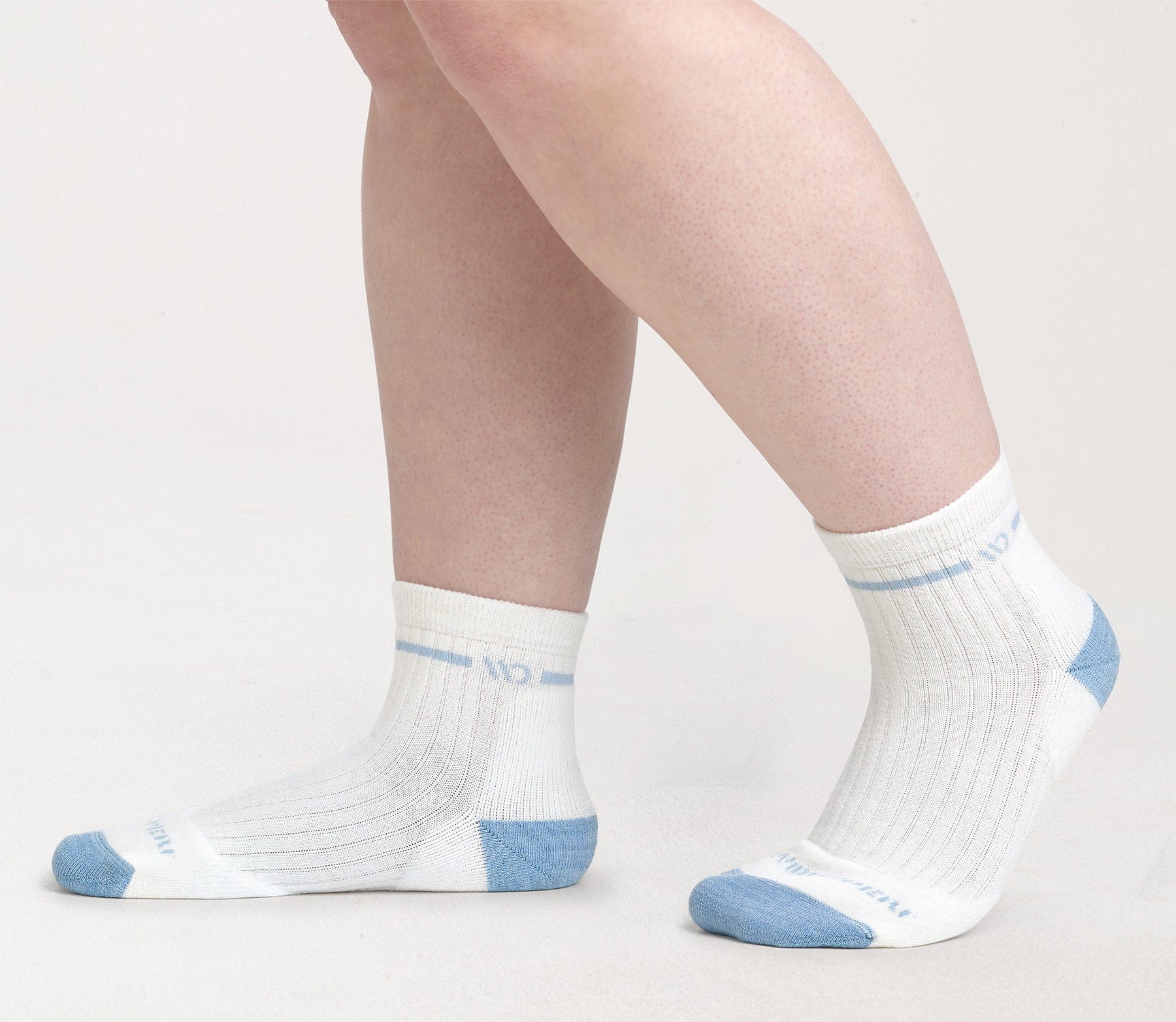 Wide Open Women's Single Stripe Cushioned Quarter Socks